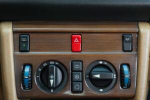 Image 33/46 de Mercedes-Benz 300 CE (1988)