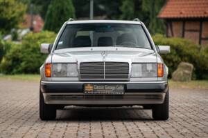 Imagen 5/72 de Mercedes-Benz 250 TD (1991)