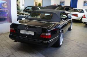Image 19/36 of Mercedes-Benz E 320 (1995)