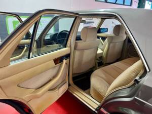 Bild 25/30 von Mercedes-Benz 380 SE (1985)