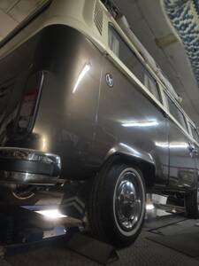 Image 2/10 of Volkswagen T2b Deluxe (1979)