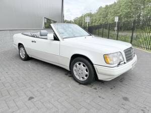 Imagen 8/41 de Mercedes-Benz E 320 (1995)