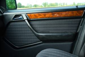 Image 36/63 of Mercedes-Benz 220 E (1993)