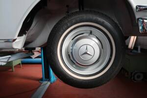 Image 43/50 of Mercedes-Benz 220 b (1965)