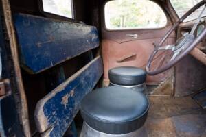 Image 100/134 of Ford V8 (1937)