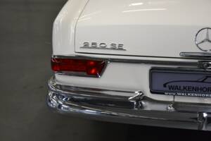 Image 42/61 de Mercedes-Benz 250 SE (1966)