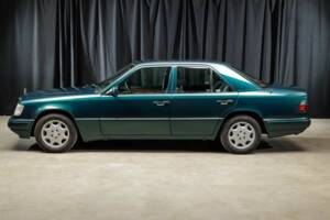 Image 12/40 de Mercedes-Benz E 220 (1995)