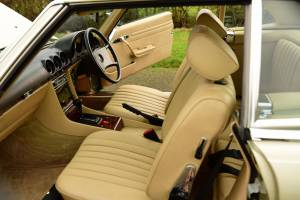 Image 24/50 of Mercedes-Benz 500 SL (1983)