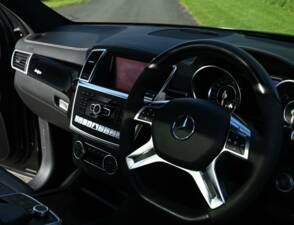 Image 33/49 of Mercedes-Benz ML 63 AMG (2013)