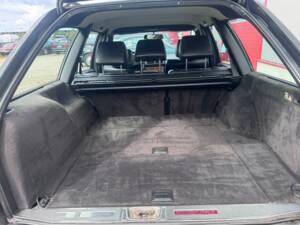 Image 15/29 of Mercedes-Benz 300 TE (1989)