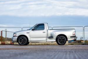 Image 8/50 of Ford F-150 SVT Lightning (2002)
