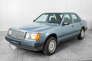 Bild 17/50 von Mercedes-Benz 230 E (1985)