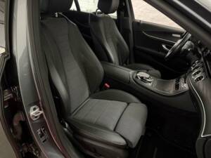 Image 20/32 of Mercedes-Benz E 200 d (2020)