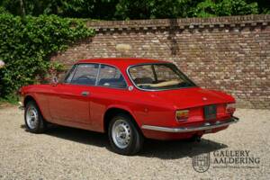 Image 2/50 of Alfa Romeo Giulia GT 1300 Junior (1975)