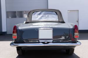 Image 11/31 of Alfa Romeo 2600 Spider (1963)