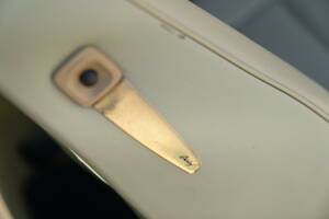 Bild 35/50 von Mercedes-Benz 200 CE (1992)