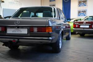 Image 15/36 de Mercedes-Benz 280 E (1982)