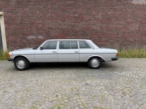 Bild 2/34 von Mercedes-Benz 250 lang (1983)