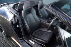 Image 13/50 of Aston Martin Vanquish S Volante (2018)