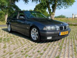 Immagine 2/8 di BMW 316i (1998)