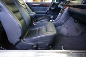 Bild 21/69 von Mercedes-Benz E 320 "Final Edition" (1997)