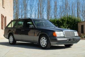 Imagen 2/50 de Mercedes-Benz 200 TE (1993)