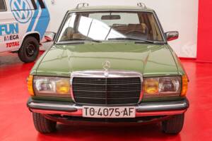 Bild 2/54 von Mercedes-Benz 250 T (1979)