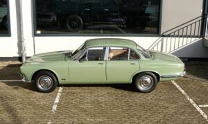 Image 3/30 de Jaguar XJ 6 4.2 (1970)