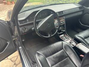 Bild 2/8 von Mercedes-Benz E 200 (1995)