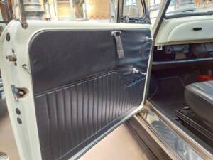 Immagine 13/29 di Morris Minor 1000 Traveller (1968)