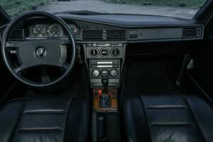 Image 41/69 de Mercedes-Benz 190 E 2.3-16 (1988)