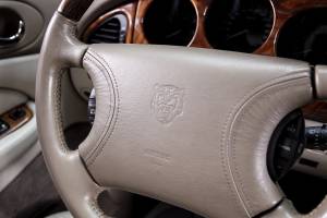 Image 24/37 of Jaguar XKR (1998)