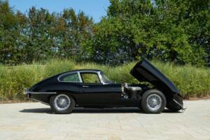 Image 7/50 de Jaguar E-Type (1968)