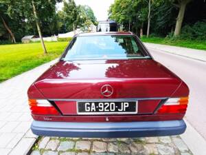 Afbeelding 9/14 van Mercedes-Benz 200 E (1989)