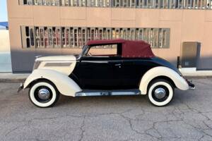 Image 3/26 de Ford V8 Deluxe Club Cabriolet (1937)