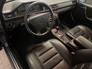 Image 14/19 de Mercedes-Benz 500 E (1992)