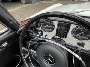 Image 55/100 of Mercedes-Benz 280 SL (1970)