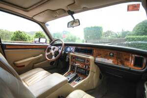Image 24/44 of Jaguar XJ 12 (1990)