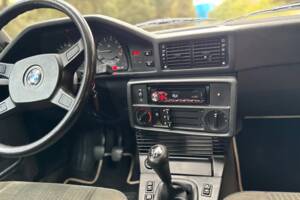 Bild 28/47 von BMW 528i (1986)