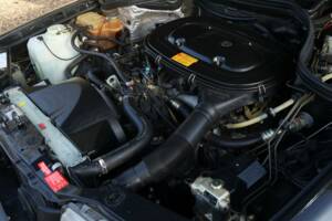 Image 9/50 of Mercedes-Benz 200 E (1992)