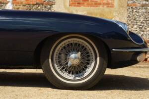 Image 18/35 de Jaguar E-Type (1968)