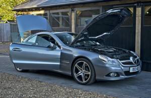 Image 24/50 of Mercedes-Benz SL 500 (2008)