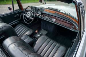 Image 19/30 of Mercedes-Benz 280 SE 3,5 (1969)