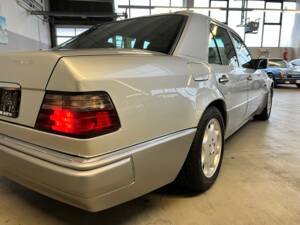 Afbeelding 43/62 van Mercedes-Benz E 500 (1995)