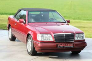 Image 23/50 of Mercedes-Benz E 220 (1994)