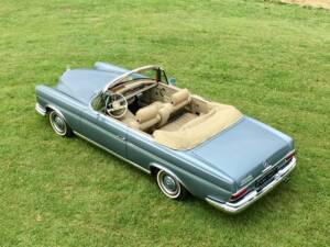 Image 2/8 of Mercedes-Benz 300 SE (1966)