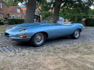 Image 1/41 of Jaguar E-Type 4.2 (1965)