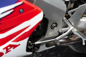 Image 14/42 de Honda RVF 750 (1994)
