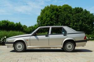Obraz 4/50 pojazdu Alfa Romeo 75 2.0 Twin Spark (1989)