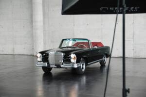 Image 19/50 of Mercedes-Benz 220 SE b (1962)